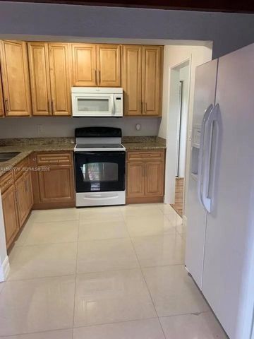 4289 NW 5th St, Miami, FL 33126