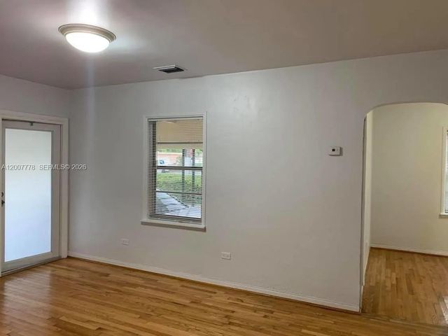 4289 NW 5th St, Miami, FL 33126