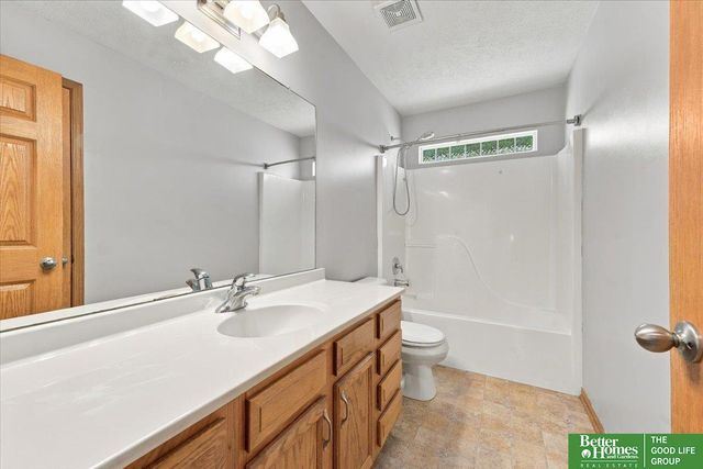 2207 Aberdeen Drive, Papillion, NE 68046