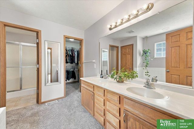 2207 Aberdeen Drive, Papillion, NE 68046