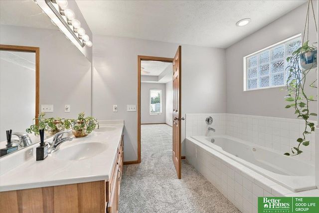 2207 Aberdeen Drive, Papillion, NE 68046