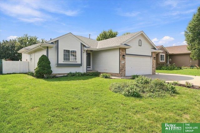2207 Aberdeen Drive, Papillion, NE 68046