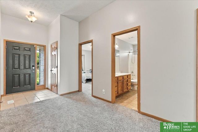 2207 Aberdeen Drive, Papillion, NE 68046