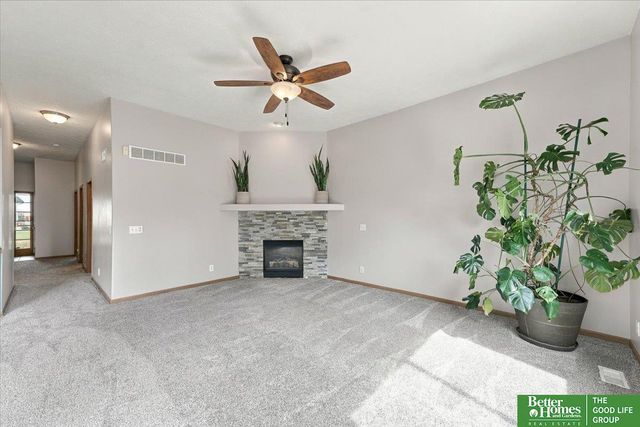 2207 Aberdeen Drive, Papillion, NE 68046