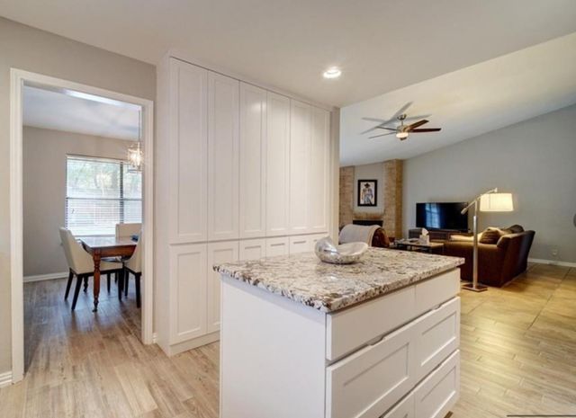 9518 Topridge DR 17, Austin, TX 78750