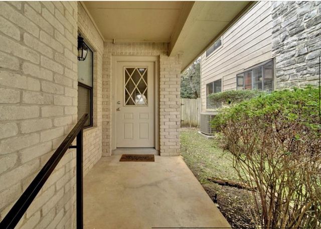 9518 Topridge DR 17, Austin, TX 78750