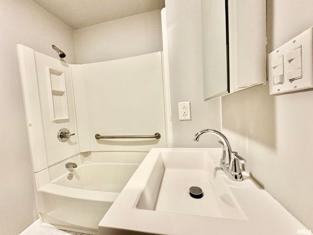 1517 S MAIN Street, Jacksonville, IL 62650