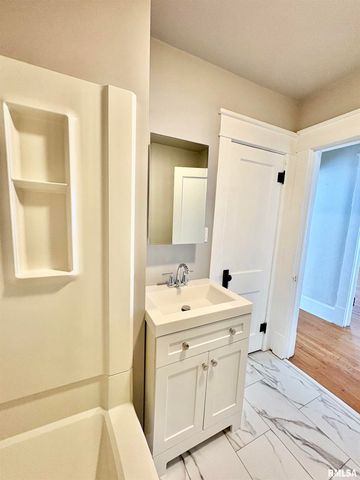 1517 S MAIN Street, Jacksonville, IL 62650