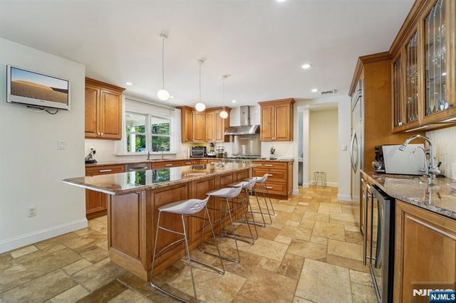 17 Riverside Lane, Holmdel, NJ 07733