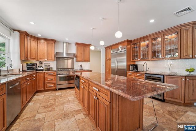 17 Riverside Lane, Holmdel, NJ 07733