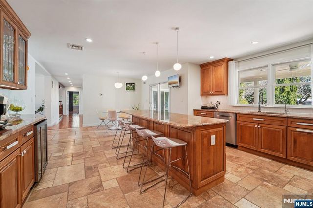 17 Riverside Lane, Holmdel, NJ 07733