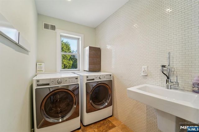 17 Riverside Lane, Holmdel, NJ 07733