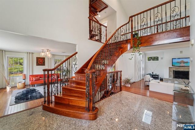 17 Riverside Lane, Holmdel, NJ 07733