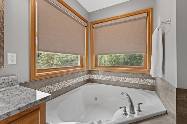 5005 Scenic Oak Drive SW, Rochester, MN 55902