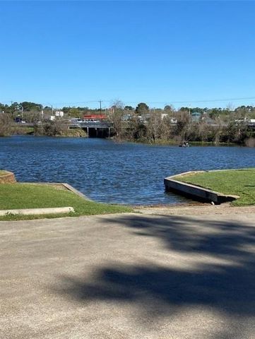 606 Pine Bough Ln, Montgomery, TX 77316