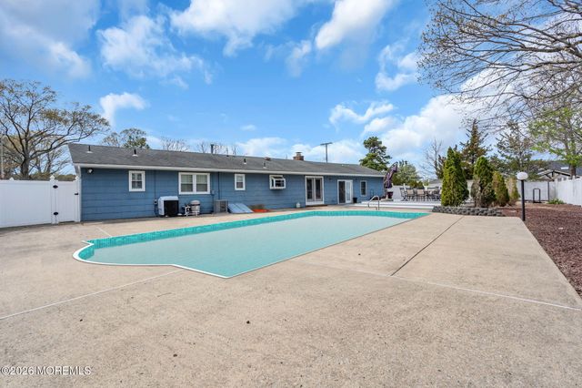 7 Glenwood Drive, Bayville, NJ 08721