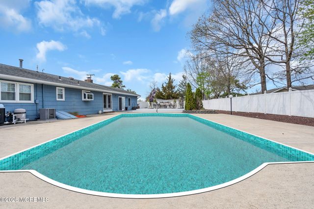 7 Glenwood Drive, Bayville, NJ 08721