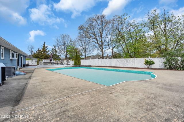 7 Glenwood Drive, Bayville, NJ 08721