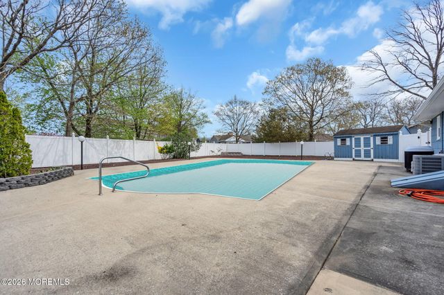 7 Glenwood Drive, Bayville, NJ 08721