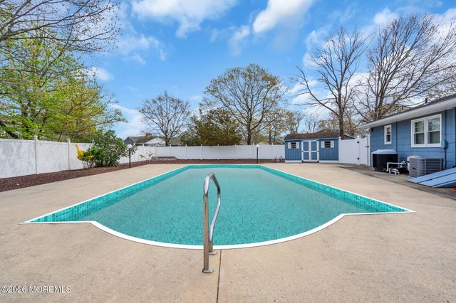 7 Glenwood Drive, Bayville, NJ 08721