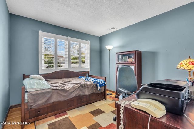 7 Glenwood Drive, Bayville, NJ 08721