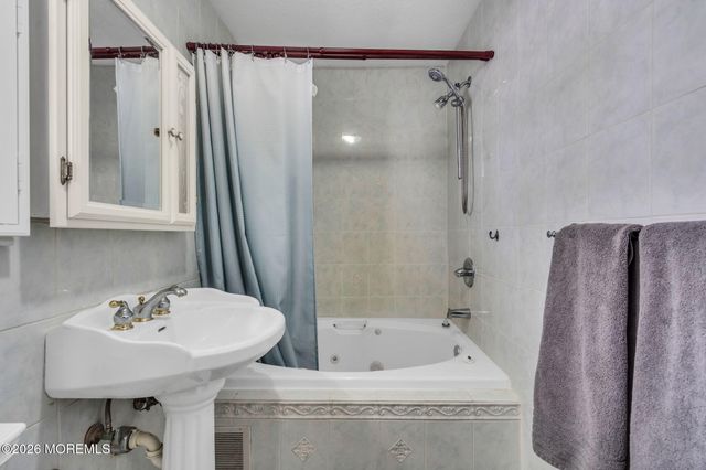 7 Glenwood Drive, Bayville, NJ 08721