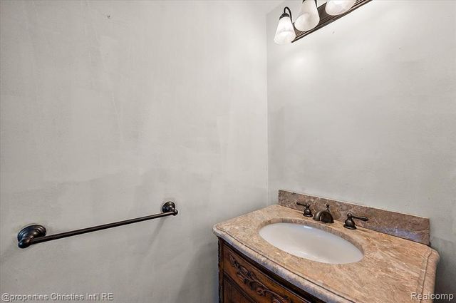 6386 Thorncrest Drive, Bloomfield Village, MI 48301