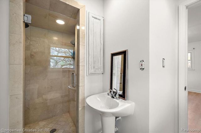 6386 Thorncrest Drive, Bloomfield Village, MI 48301