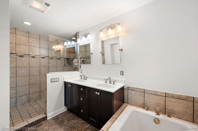 6386 Thorncrest Drive, Bloomfield Village, MI 48301