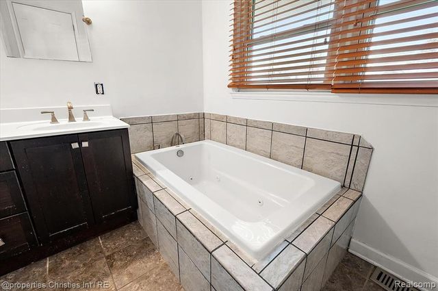 6386 Thorncrest Drive, Bloomfield Village, MI 48301