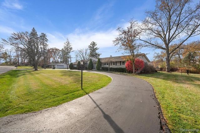 6386 Thorncrest Drive, Bloomfield Village, MI 48301