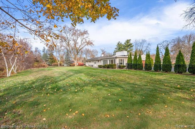 6386 Thorncrest Drive, Bloomfield Village, MI 48301