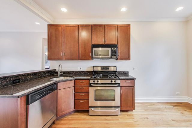 3851 N Kedvale Avenue E3, Chicago, IL 60641