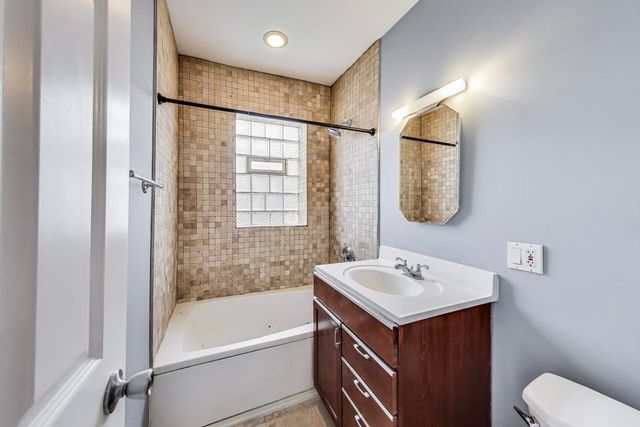 3851 N Kedvale Avenue E3, Chicago, IL 60641