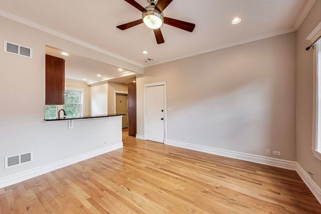3851 N Kedvale Avenue E3, Chicago, IL 60641