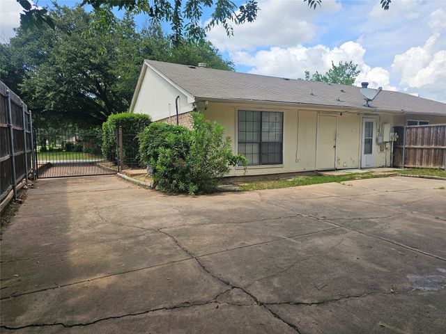 200 E Denton Drive, Euless, TX 76039
