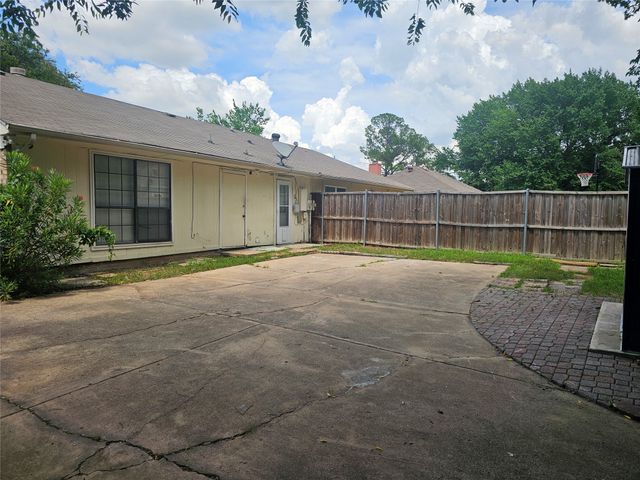 200 E Denton Drive, Euless, TX 76039