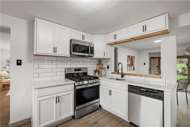 145 Carmella Dr, White Oak, PA 15131