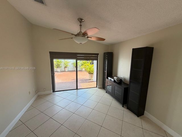 8886 SW 6th St 8886, Miami, FL 33174