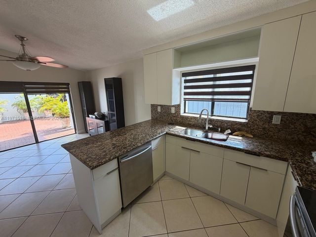 8886 SW 6th St 8886, Miami, FL 33174