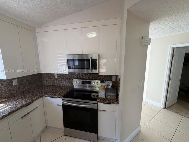 8886 SW 6th St 8886, Miami, FL 33174