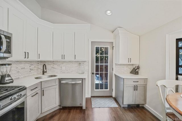 100 Parkside Avenue, Miller Place, NY 11764