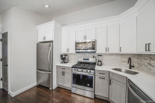 100 Parkside Avenue, Miller Place, NY 11764