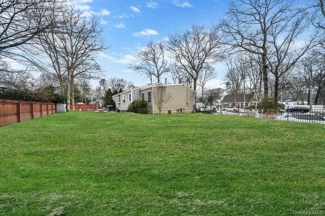 100 Parkside Avenue, Miller Place, NY 11764