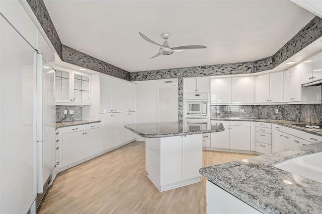 988 BLVD OF THE ARTS 1517, Sarasota, FL 34236