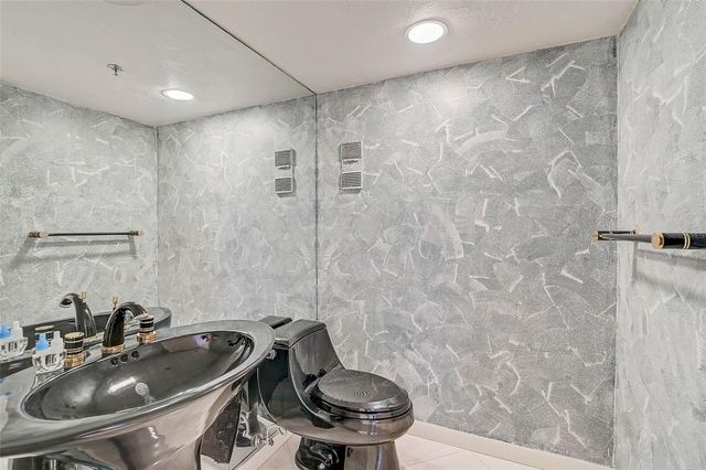 988 BLVD OF THE ARTS 1517, Sarasota, FL 34236