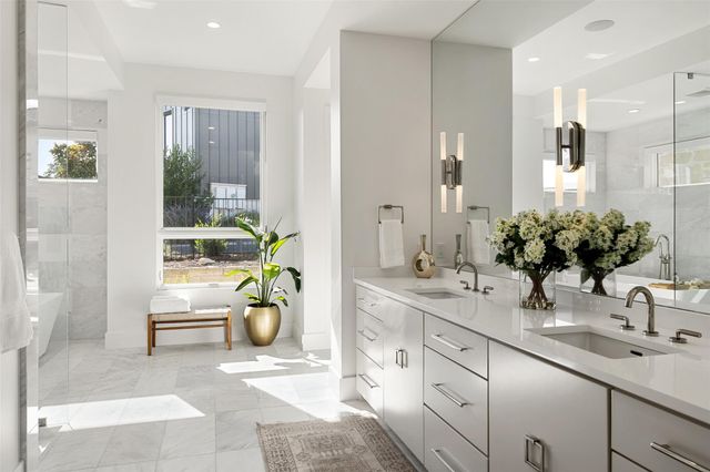 567 Delayne DR, Austin, TX 78737