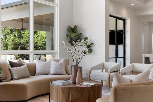 567 Delayne DR, Austin, TX 78737