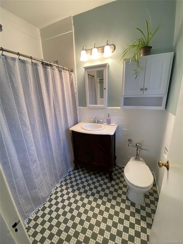 141 Wyckoff Place 6-E, Woodmere, NY 11598