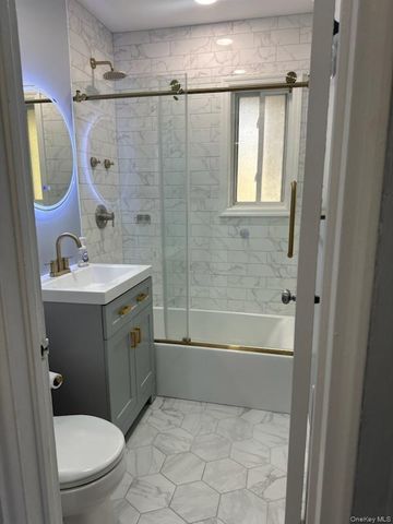 141 Edmunton Drive G-18, North Babylon, NY 11703